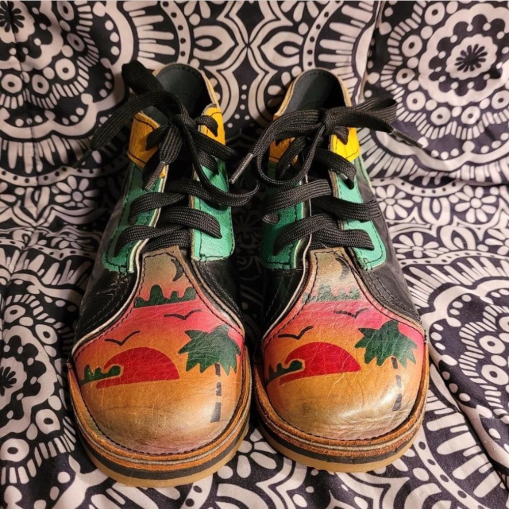 Beautiful vintage hand painted lace up leather loafers
